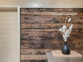 Detailfoto der Tür und alten Hauswand im Umbau eines Walliserhauses in Lax, Goms: Alte, massive Holzwand instandgesetzt und kombiniert mit modernen Umbauelementen, entworfen von Architektur Holzer GmbH.