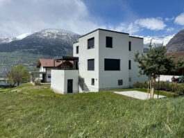 Einfamilienhaus in Ried-Brig: Kubisches Gebäude mit moderner schwarz-weisser Gestaltung von Architektur Holzer GmbH.